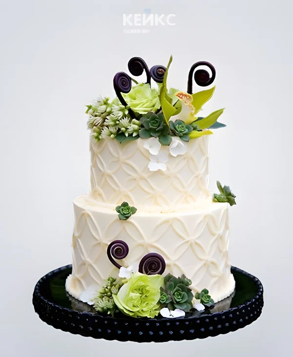 Маленький свадебный торт с узорами, цветами и суккулентами Фото