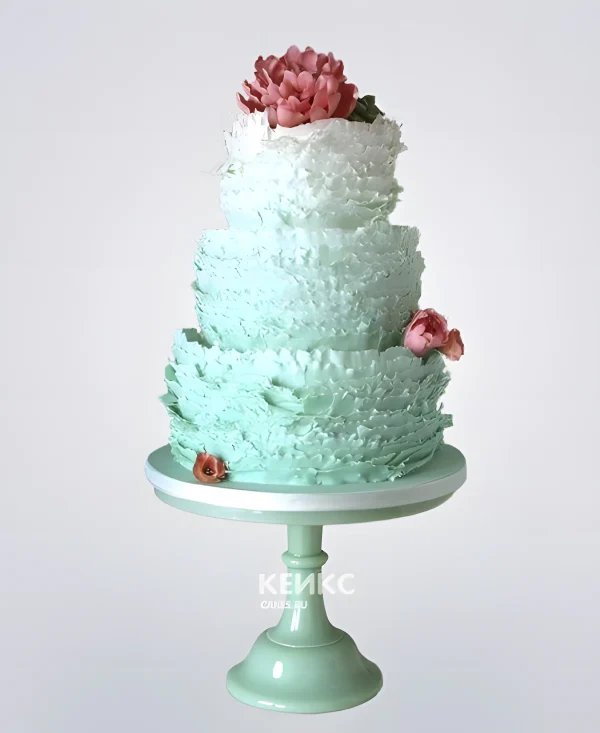 Свадебный торт омбре три яруса с цветами Фото