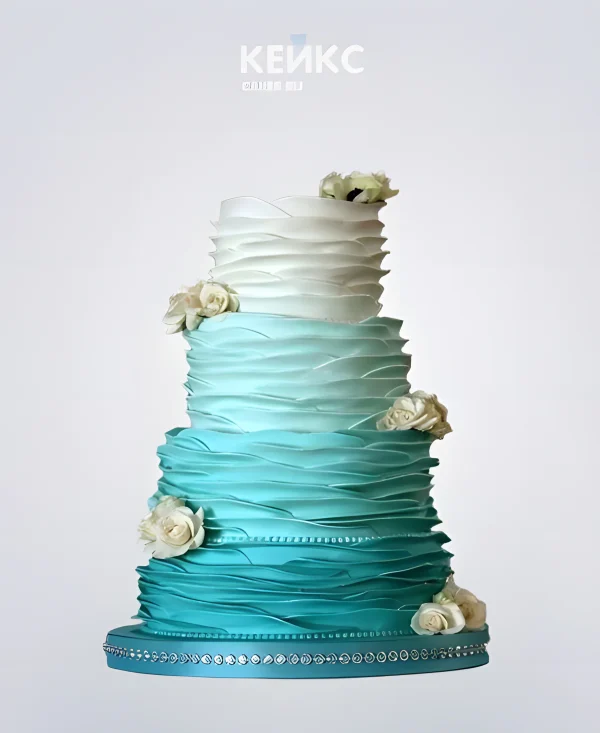 Свадебный торт Омбре бело-голубой с цветами Фото