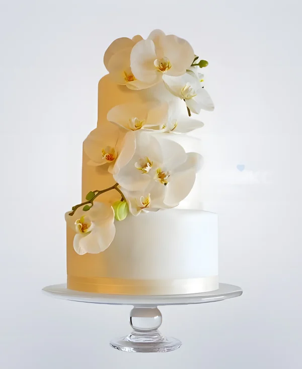 Трехъярусный свадебный торт с белыми орхидеями Фото