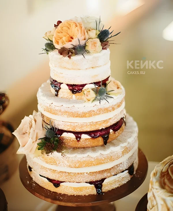 Свадебный торт  с открытыми коржами, розы и эрингиум Фото