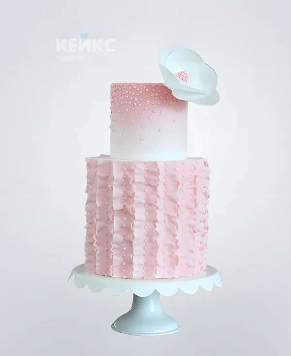 Розово-белый свадебный торт с рюшами и жемчугом Фото