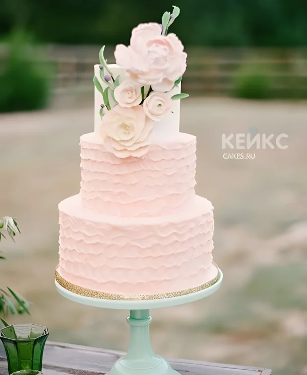 Нежно-розовый свадебный торт с рюшами и большими цветами Фото