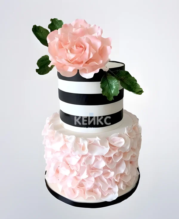Розовый свадебный торт в полоску с цветком Фото