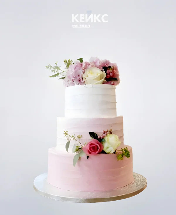 Розовый свадебный торт с красными, белыми и сиреневыми цветами Фото