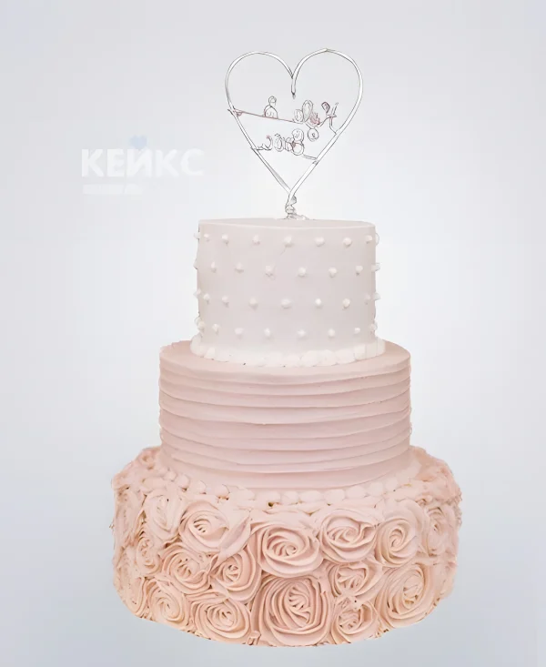 Розовый свадебный торт с сердечком Фото