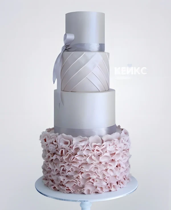 Высокий свадебный торт в розовых тонах с лентами Фото