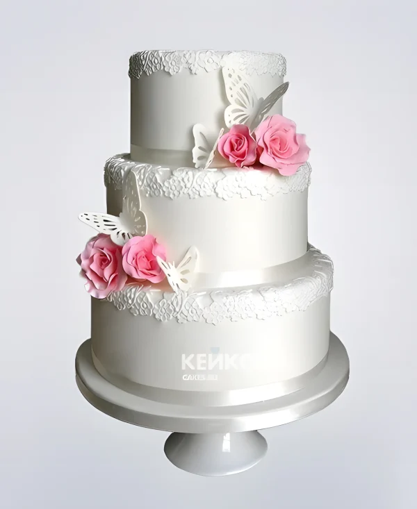Свадебный торт с белыми бабочками и розовыми цветами Фото