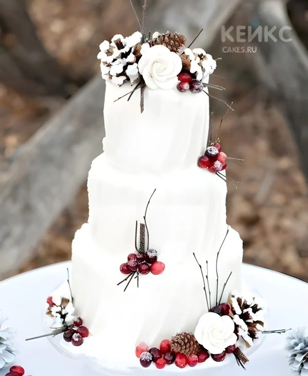 Свадебный торт с цветами и красными ягодами Фото