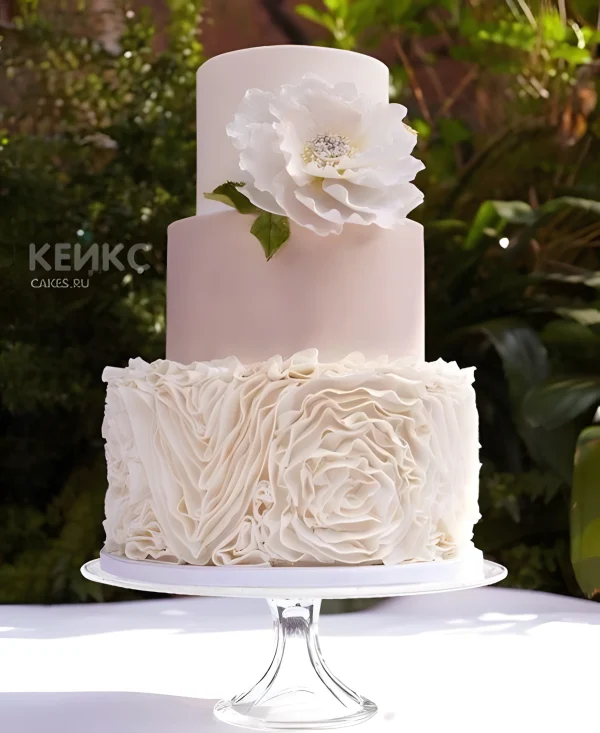 Свадебный торт с цветами с разноцветными слоями Фото