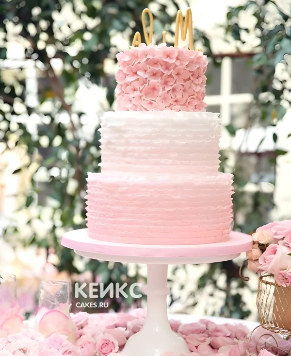 Трехъярусный розовый свадебный торт с цветами Фото