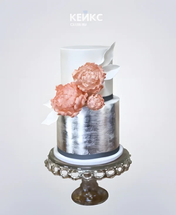 Двухъярусный бело-серебристый свадебный торт с оранжевыми цветами Фото