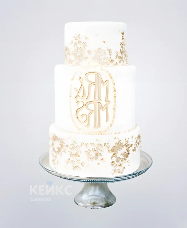Свадебный торт с инициалами и узорами Фото