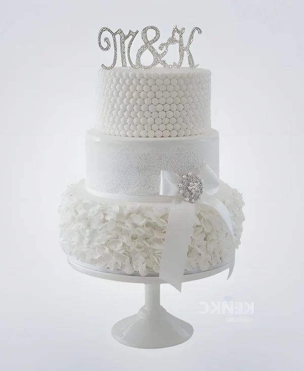 Свадебный белоснежный торт с инициалами и бантом Фото
