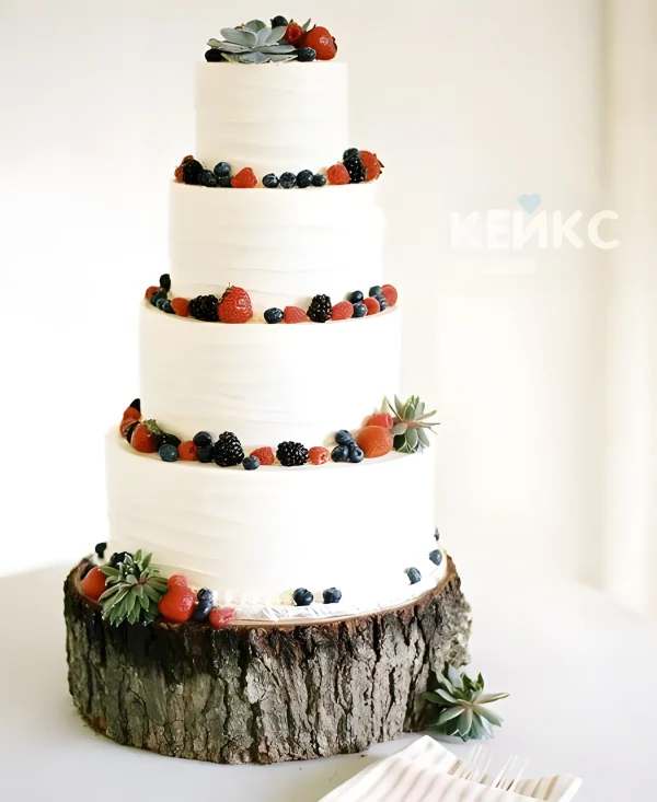 Высокий белый свадебный торт с клубникой Фото
