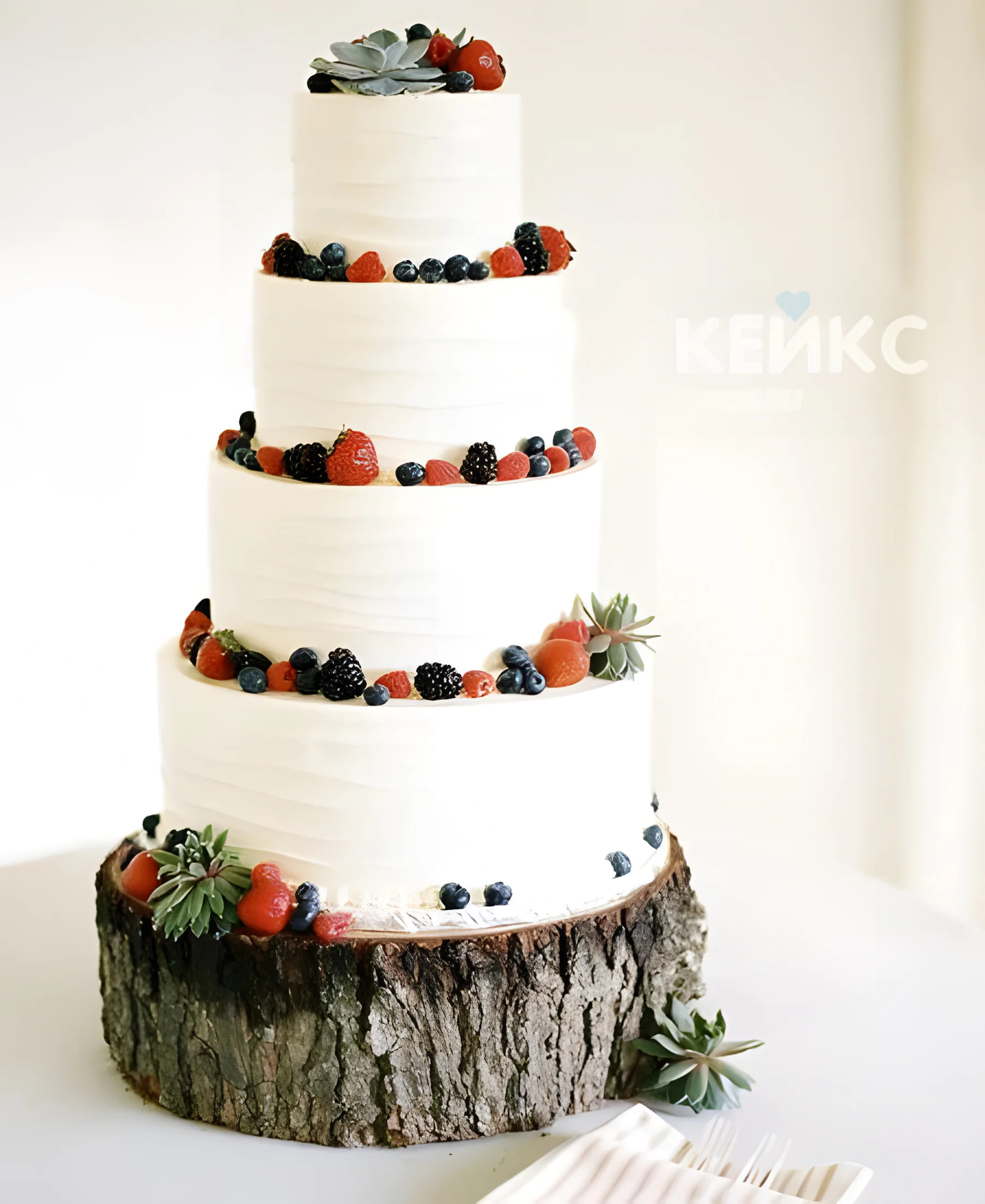 Высокий белый свадебный торт с клубникой Фото