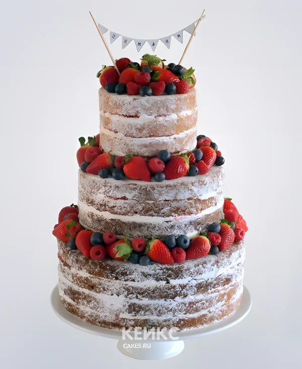 Свадебный торт в стиле рустик с клубникой и гирляндой Фото