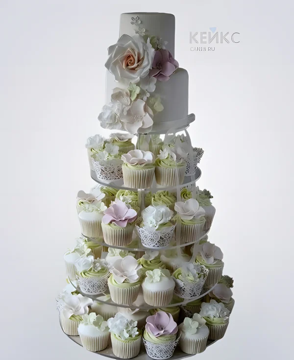 Свадебный торт с капкейками украшенный букетом цветов Фото