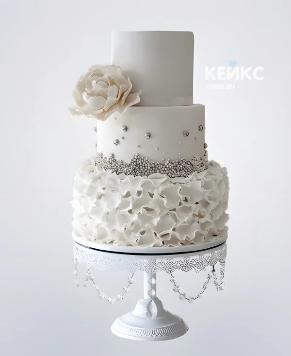 Нежный белый свадебный торт с рюшами и кружевом Фото