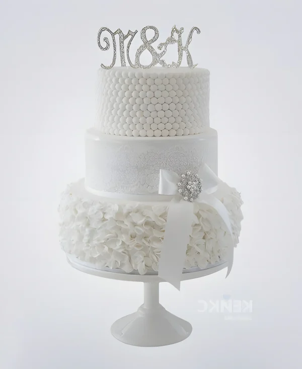 Свадебный торт белого цвета с кружевом и инициалами Фото