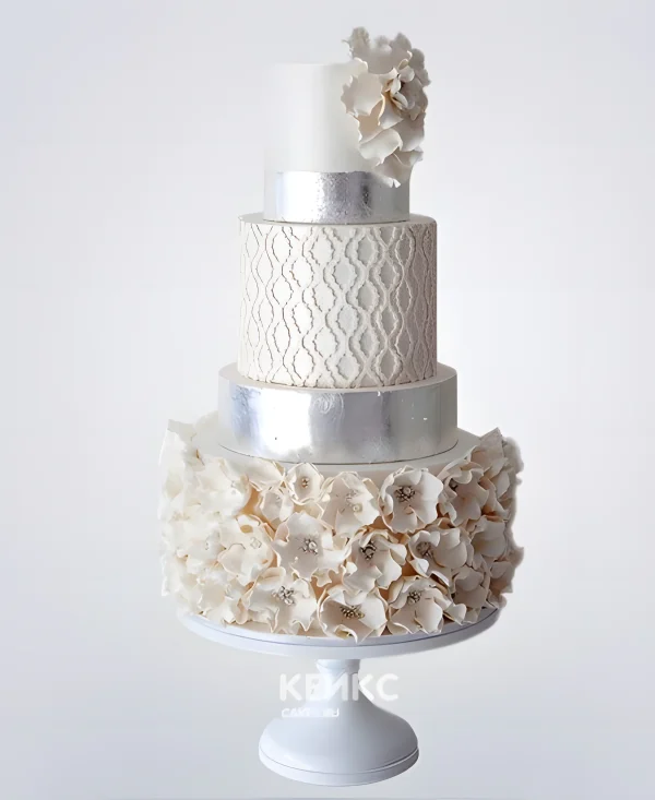 Свадебный торт с бежевыми кружевами и цветами Фото