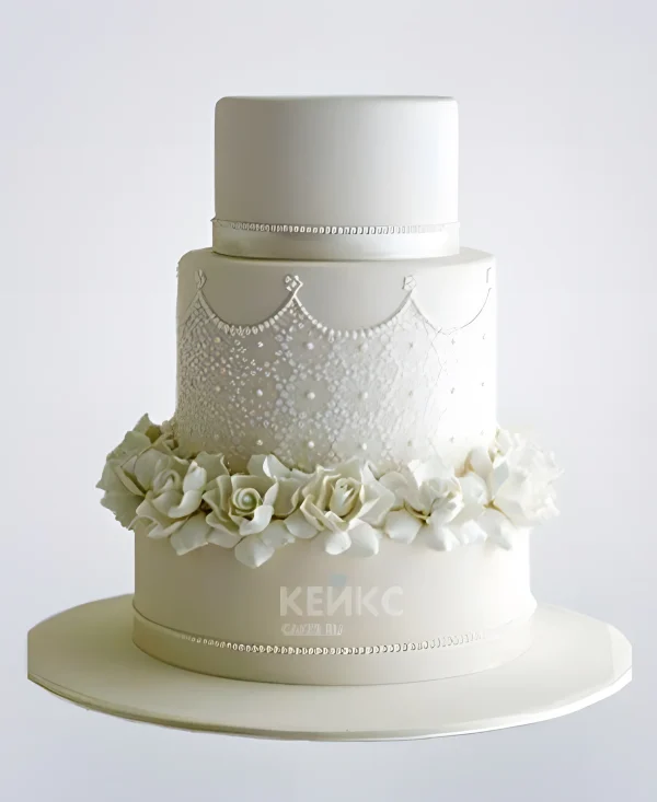 Трехъярусный свадебный торт с цветами и кружевами Фото