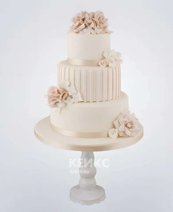 Нежный белый свадебный торт с кружевами Фото