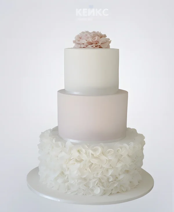 Воздушный белый свадебный торт с кружевами и цветком Фото