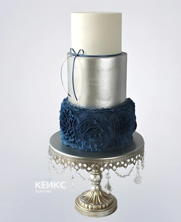 Серебристо-белый свадебный торт с синими кружевами Фото