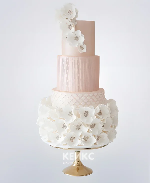 Свадебный торт с кружевами и белыми цветами Фото