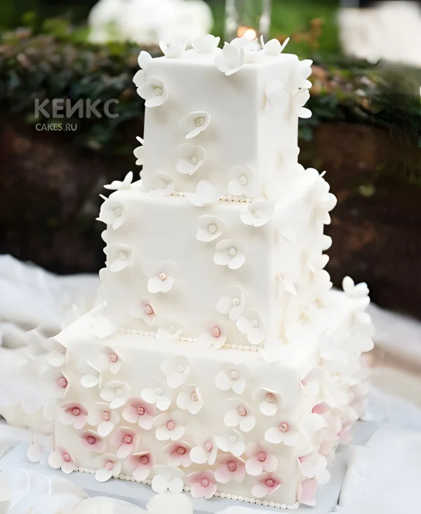 Трехъярусный квадратный свадебный торт с кружевами Фото