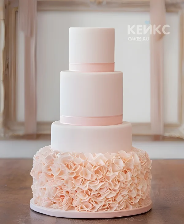 Свадебный торт в розовых тонах с кружевом Фото