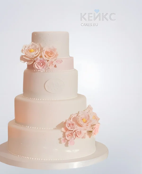Нежно-розовый свадебный торт с кружевом и цветами Фото