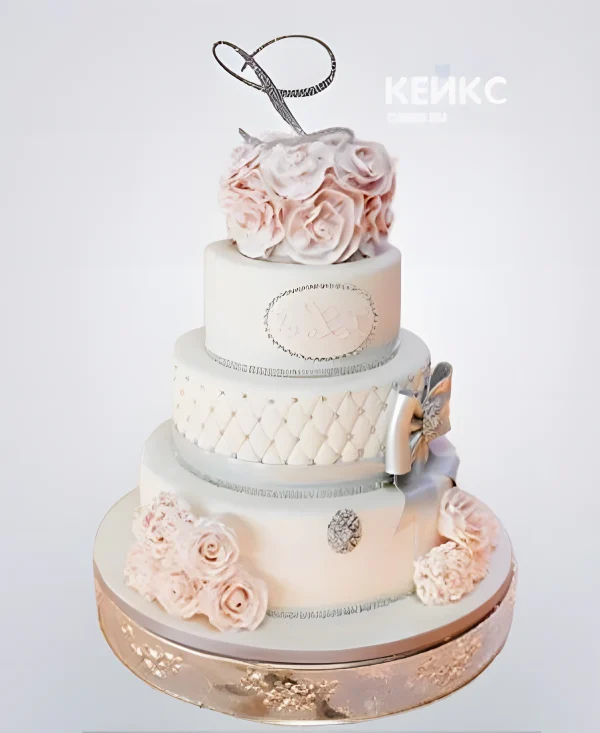 Свадебный торт с цветами и кружевом Фото