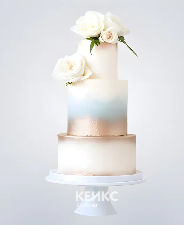Трехъярусный бело-голубой свадебный торт с розами и позолотой Фото