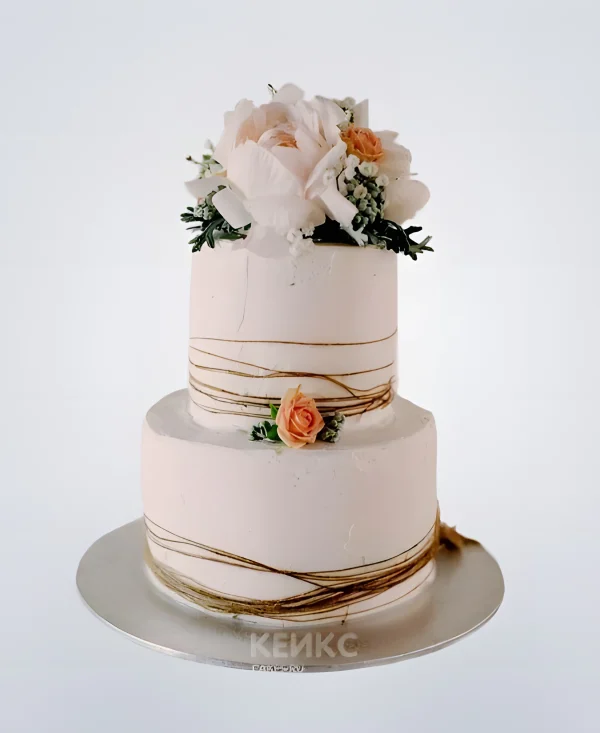 Персиковый двухъярусный свадебный торт с оранжевыми розами Фото