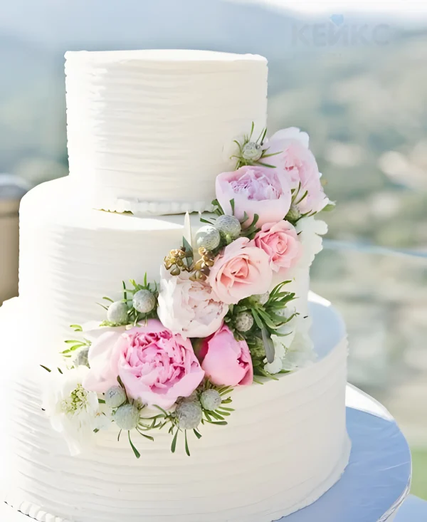 Свадебный торт белого цвета с розами Фото