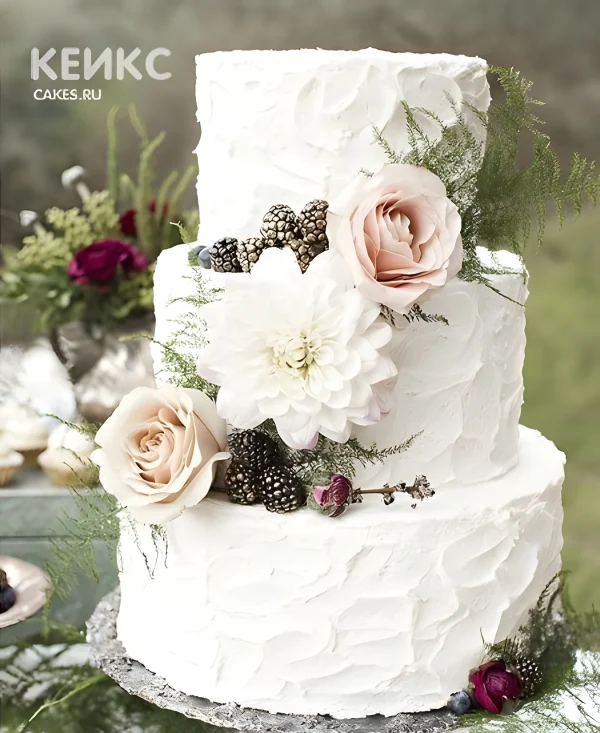 Свадебный торт, украшенный розами Фото