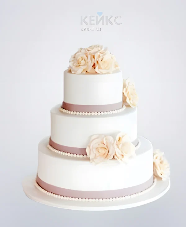 Трехъярусный свадебный торт с кремовыми розами Фото