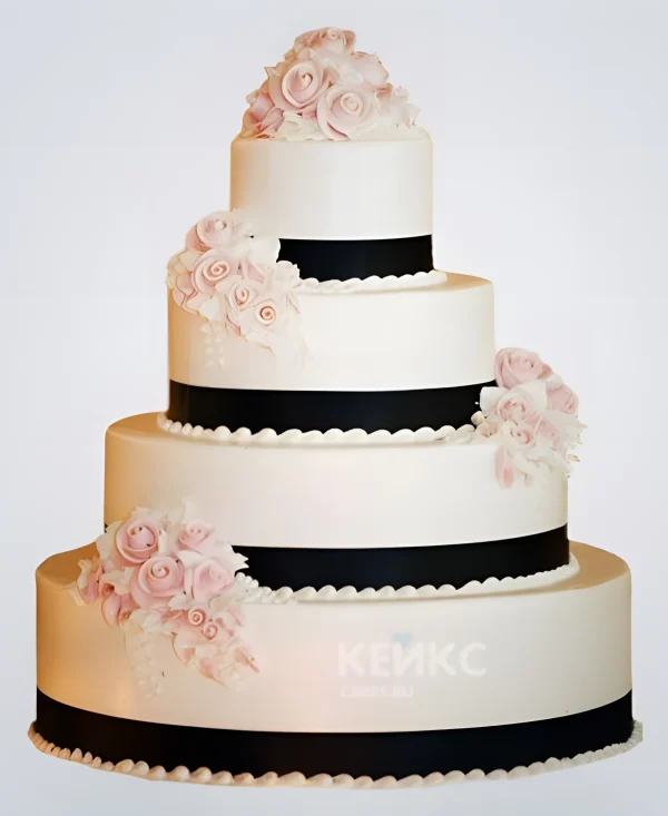 Четырехъярусный свадебный торт с кремовыми розами Фото