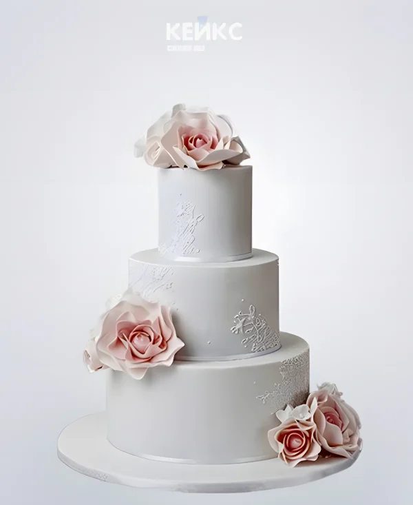 Свадебный торт белый с нежными розами Фото