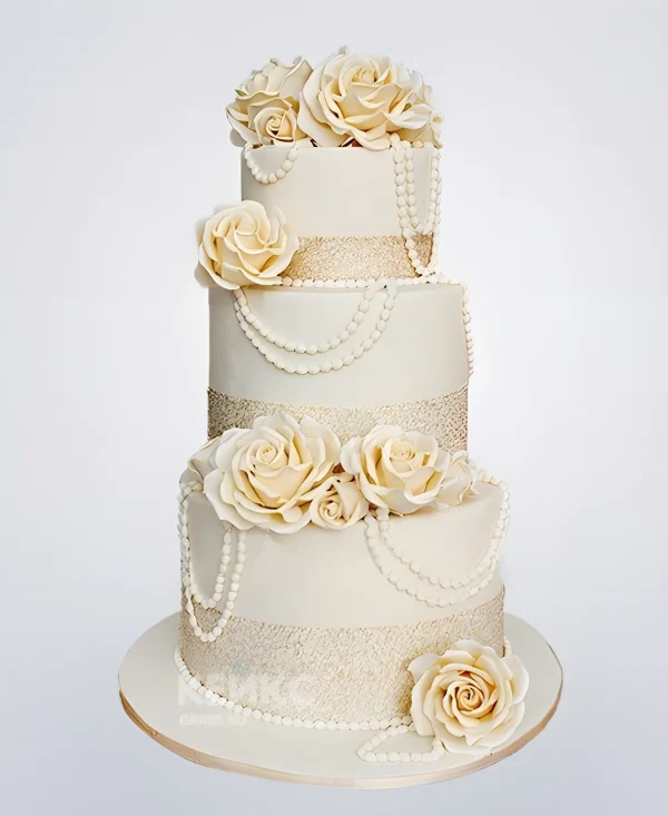 Свадебный торт с бусами и кремовыми розами Фото