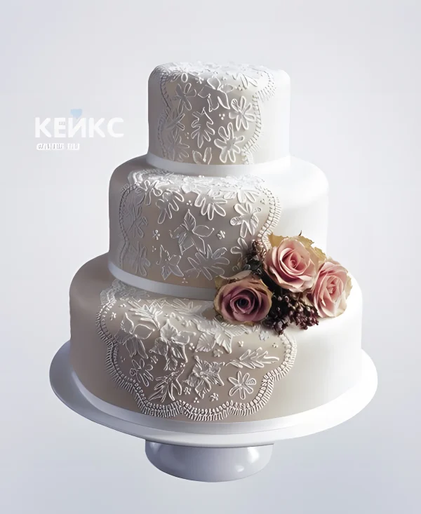 Свадебный торт с розами и кружевами Фото