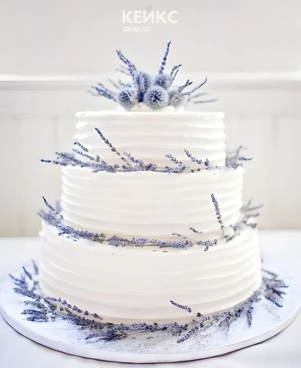 Трехъярусный свадебный торт с синими живыми цветами Фото