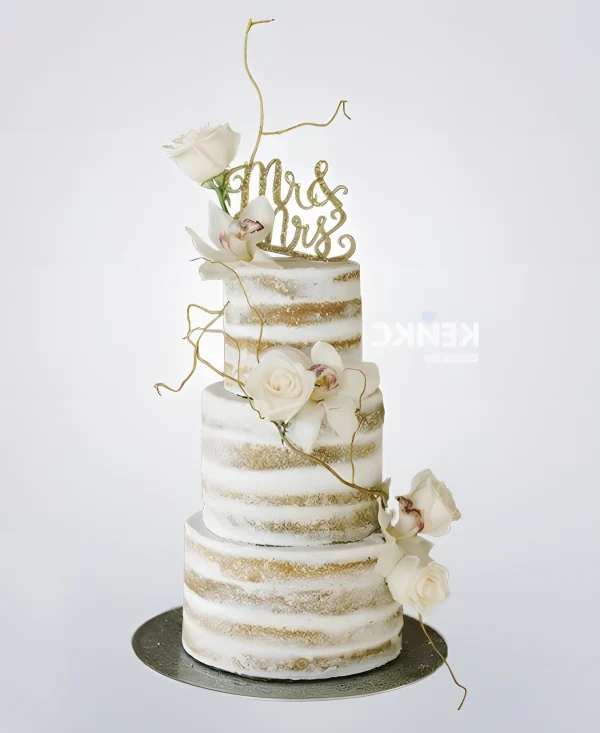 Свадебный торт с белыми живыми цветами и надписью Фото