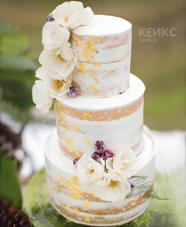 Свадебный торт в стиле рустик с белыми живыми цветами Фото