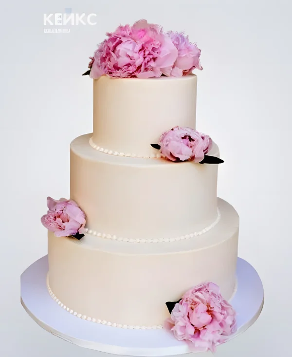 Бежевый свадебный торт с живыми цветами Фото