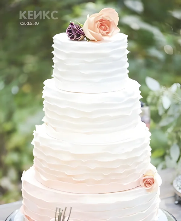 Высокий свадебный торт нежно-персикового цвета Фото