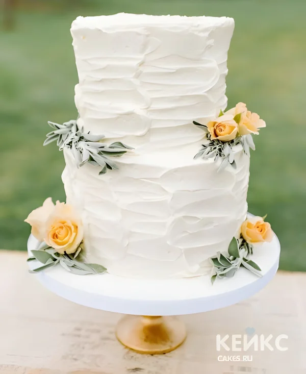 Кремовый свадебный торт украшенный живыми цветами желтых роз Фото