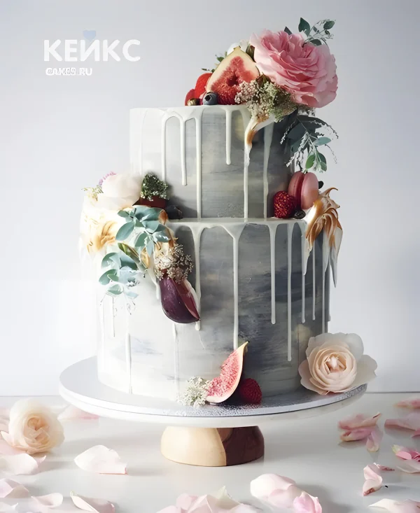 Свадебный торт с белой глазурью и живыми цветами Фото